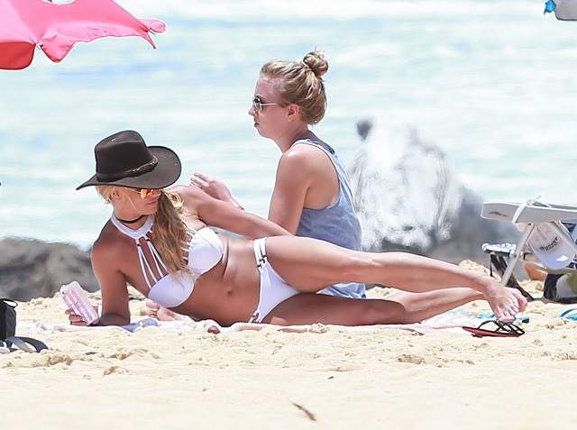 FOTO / Britney Spears arată mai bine dezbrăcată decât îmbrăcată! Apariția senzațională a vedetei la plajă! Toți ochii au fost pe ea