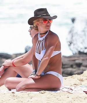 FOTO / Britney Spears arată mai bine dezbrăcată decât îmbrăcată! Apariția senzațională a vedetei la plajă! Toți ochii au fost pe ea