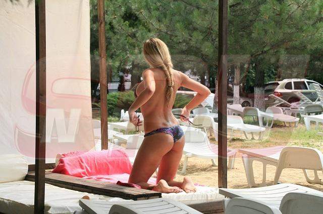 Cele mai fierbinţi imagini ale verii! Flore Salalidis, striptease la piscină! Imagini interzise minorilor