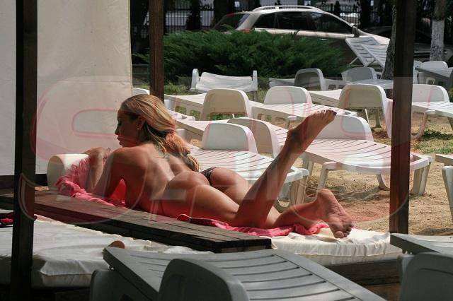 Cele mai fierbinţi imagini ale verii! Flore Salalidis, striptease la piscină! Imagini interzise minorilor