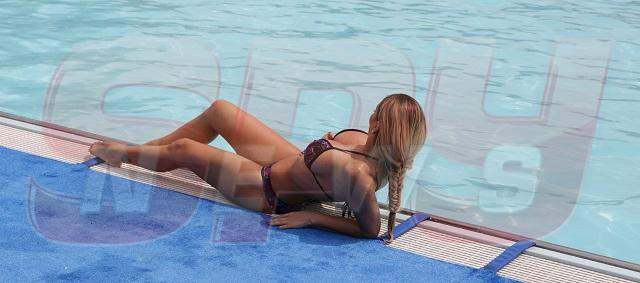 Cele mai fierbinţi imagini ale verii! Flore Salalidis, striptease la piscină! Imagini interzise minorilor