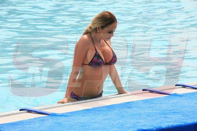 Cele mai fierbinţi imagini ale verii! Flore Salalidis, striptease la piscină! Imagini interzise minorilor