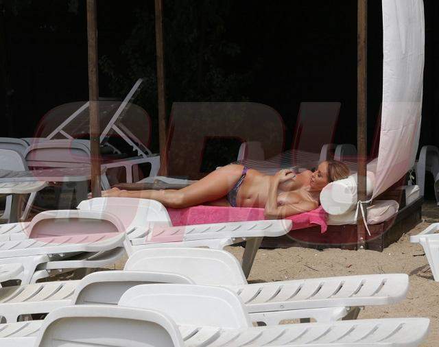 Cele mai fierbinţi imagini ale verii! Flore Salalidis, striptease la piscină! Imagini interzise minorilor