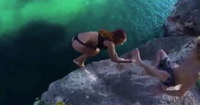 VIDEO / Gestul incredibil pe care l-a făcut acest bărbat în momentul în care o femeie s-a agățat de piciorul lui ca să nu alunece pe stânci