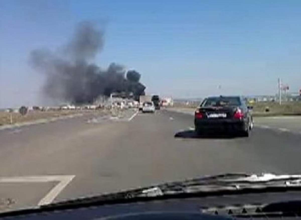 O mașină a luat foc pe Autostrada Soarelui la kilometrul 21 spre litoral! Vegetația din jur a fost cuprinsă de flăcări