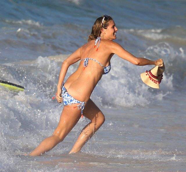 FOTO / Vacanţă în fundul gol! Heidi Klum, pozată de paparazzi cu posteriorul şi sânii la vedere