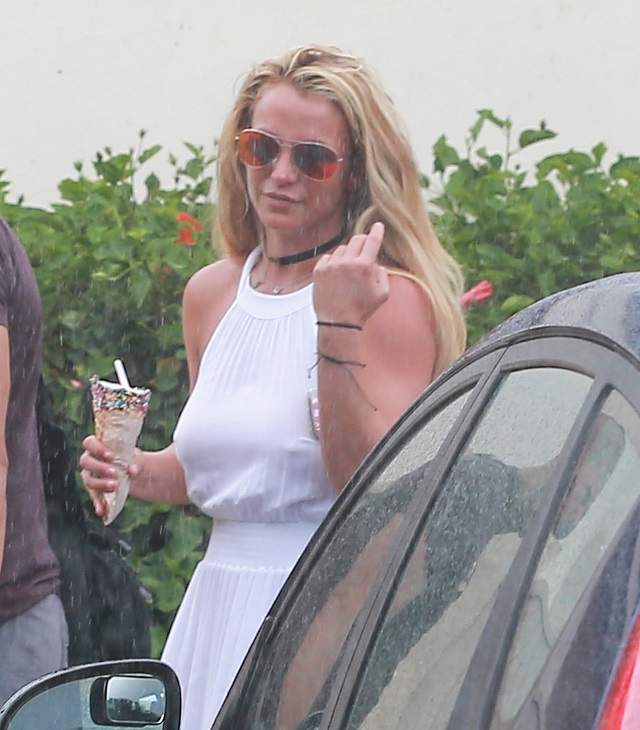 FOTO / Nu ratează nicio ocazie să fie în centrul atenției! Britney Spears, fără sutien, într-o rochie mult prea transparentă