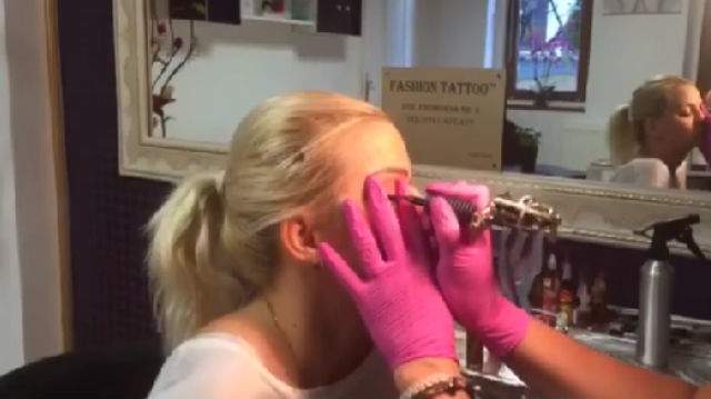 VIDEO / A suportat chinuri groaznice în numele frumuseţii. Mariana Roşca şi-a tatuat ochii. Tu nu o să suporţi nici zgomotul
