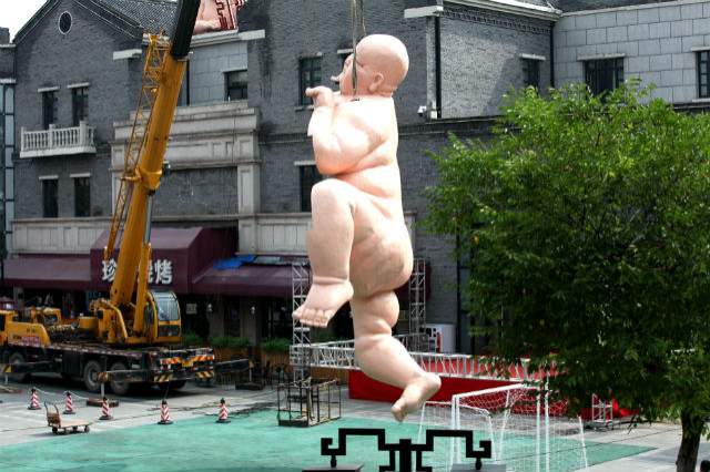 FOTO / Aşa ceva nu ai mai văzut în niciun oraş. Chinezii au statuie cu un obez nud