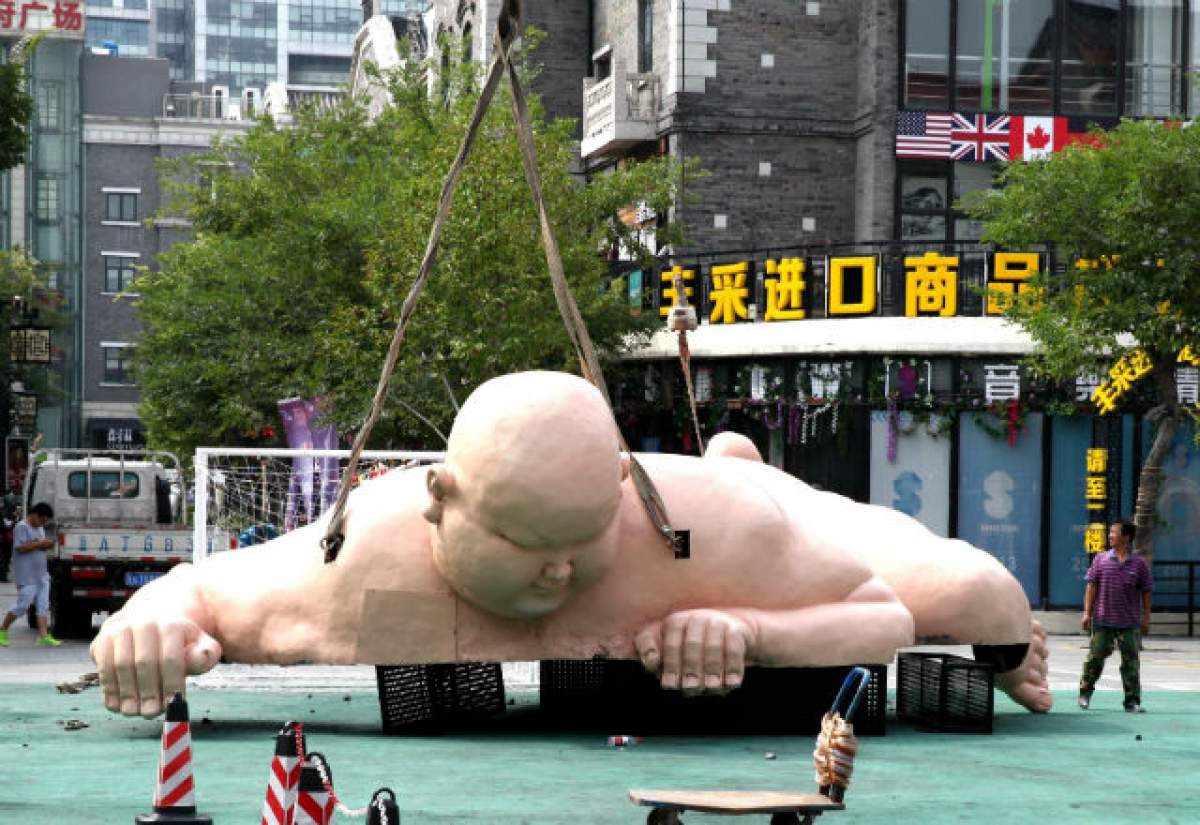 FOTO / Aşa ceva nu ai mai văzut în niciun oraş. Chinezii au statuie cu un obez nud