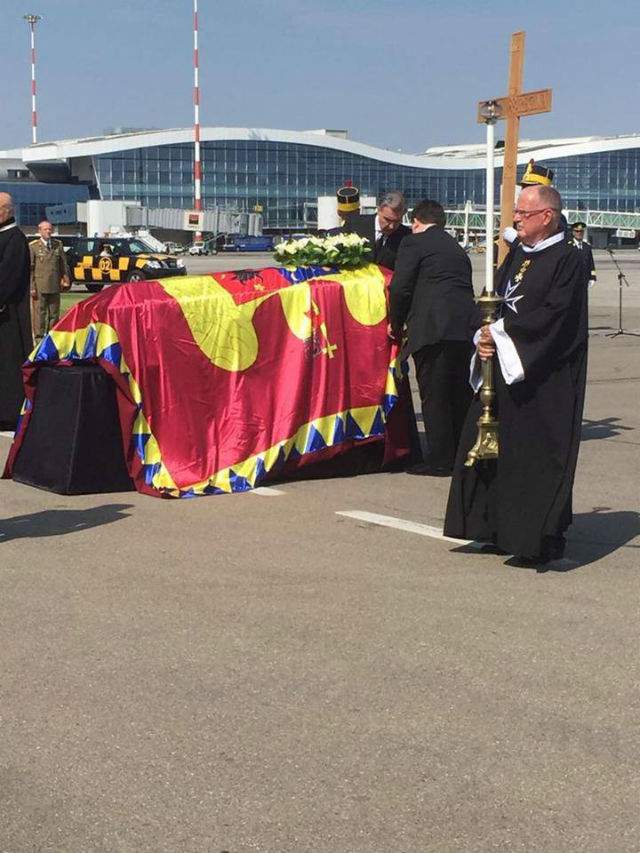 VIDEO & FOTO / Sicriul cu trupul neînsufleţit al Reginei Ana a fost adus în România