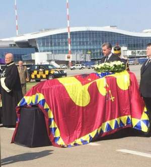 VIDEO & FOTO / Sicriul cu trupul neînsufleţit al Reginei Ana a fost adus în România