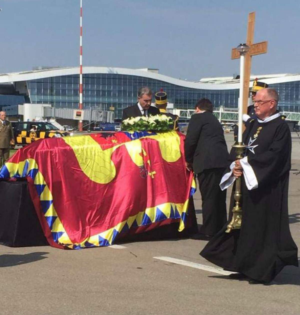 VIDEO & FOTO / Sicriul cu trupul neînsufleţit al Reginei Ana a fost adus în România