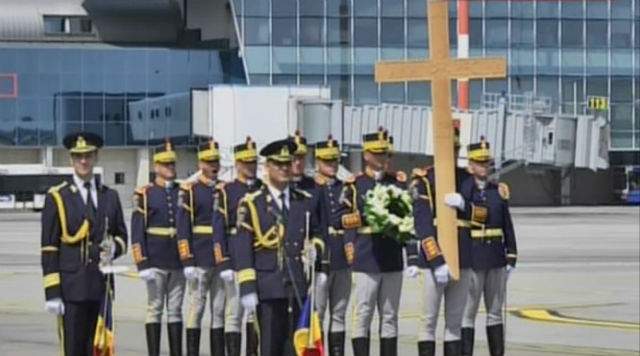 VIDEO & FOTO / Sicriul cu trupul neînsufleţit al Reginei Ana a fost adus în România