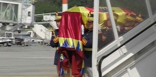 VIDEO & FOTO / Sicriul cu trupul neînsufleţit al Reginei Ana a fost adus în România