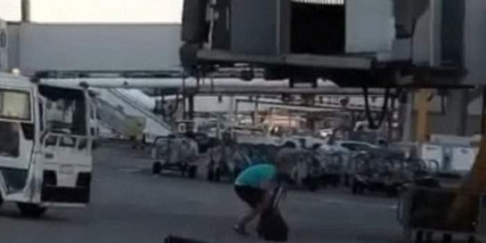 VIDEO / N-ai fi crezut că așa ceva e posibil! A pierdut îmbarcarea și a luat-o la fugă pe pista de decolare cu bagajele în mână după avion