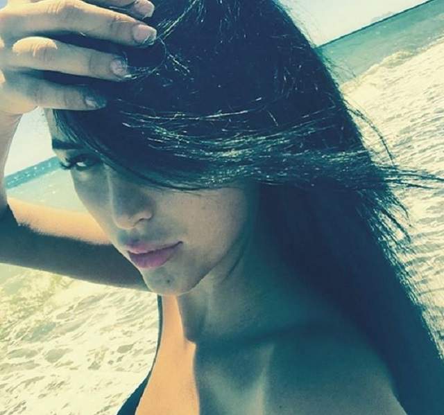 Daniela Crudu a renunțat la sutien pe plajă, în Marbella! Imaginea cu asistenta ”păcătoasă” a ajuns și pe INTERNET