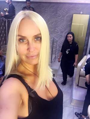 FOTO / A făcut senzaţie cu pictoriale incendiare, iar acum s-a afişat fără machiaj! Vica Blochina, apariţia care a stârnit reacţii acide: "Aduci cu Donatella Versace!"