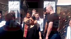 VIDEO & FOTO / PANICĂ ACASĂ la Florin Salam! Manelistul nu a MERS la ÎNMORMÂNTAREA TATĂLUI, iar Roxana Dobre a plecat de urgenţă de la BISERICĂ, PLÂNGÂND