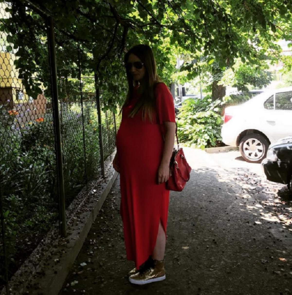 Adela Popescu, talie de viespe la două luni de când a născut! Actrița și-a strâns rochia și a arătat tot