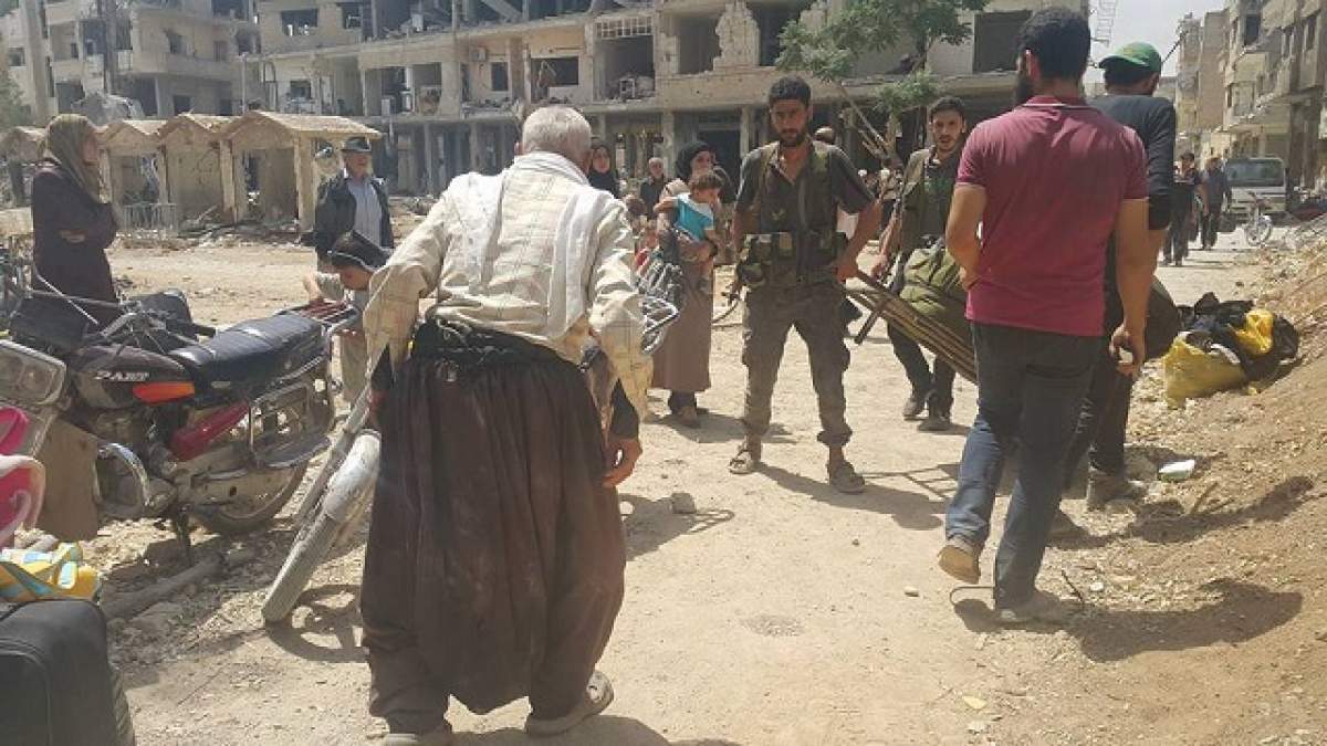 Români trimişi în luna de miere în infernul din Siria! Cât costă "un sejur de neuitat" printre cadavre sfârtecate de bombe