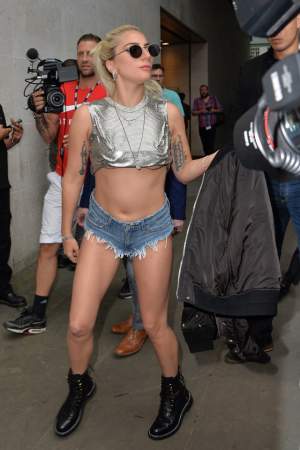 FOTO / Sunt grasă, dar nu-mi pasă! Lady Gaga, cu "şunculiţele" la vedere într-un outfit de "centuristă"