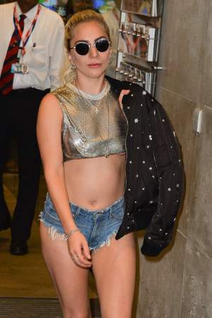 FOTO / Sunt grasă, dar nu-mi pasă! Lady Gaga, cu "şunculiţele" la vedere într-un outfit de "centuristă"