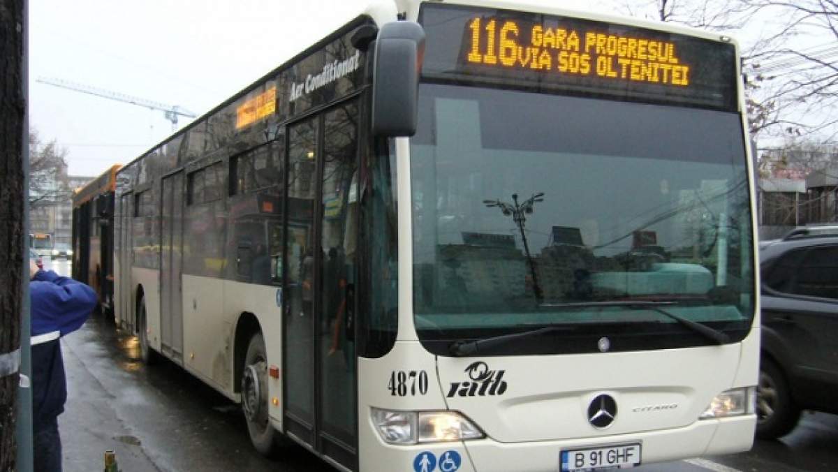 Accident grav în Capitală! Trei persoane au fost rănite după ce un autobuz a lovit două maşini şi un copac