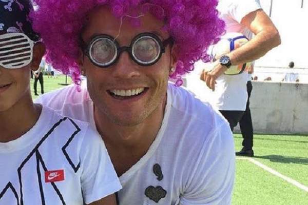 Punem pariu că nu îl recunoşti? Este un bărbat foarte cunoscut în întreaga lume!