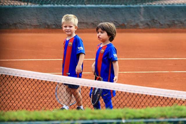 FOTO / Şi-ar putea permite o armată de bone, dar vrea să fie alături de copiii ei! Shakira, fără machiaj, la o partidă de tenis cu fiul ei Milan