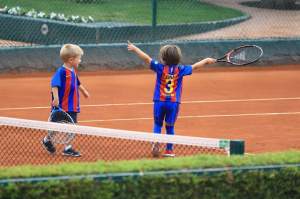 FOTO / Şi-ar putea permite o armată de bone, dar vrea să fie alături de copiii ei! Shakira, fără machiaj, la o partidă de tenis cu fiul ei Milan