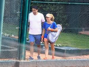 FOTO / Şi-ar putea permite o armată de bone, dar vrea să fie alături de copiii ei! Shakira, fără machiaj, la o partidă de tenis cu fiul ei Milan
