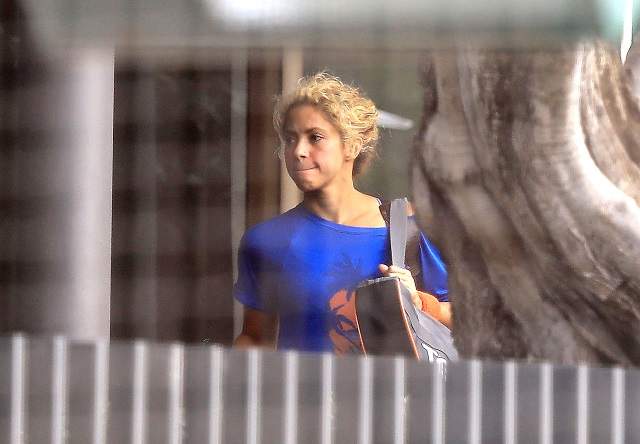 FOTO / Şi-ar putea permite o armată de bone, dar vrea să fie alături de copiii ei! Shakira, fără machiaj, la o partidă de tenis cu fiul ei Milan