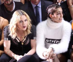 FOTO / Sutien buclucaş! Madonna, gafă vestimentară la o prezentare de modă! I s-au văzut sfârcurile