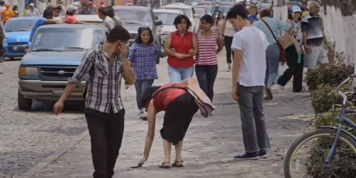 VIDEO / Au lăsat la întâmplare 100 de telefoane pe stradă pentru a testa onestitatea oamenilor! Ce s-a întâmplat e surprinzător