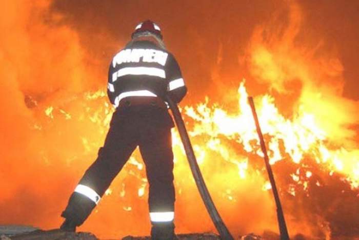 Explozie într-o locuință din Bușteni! Două persoane, transportate de urgență la spital