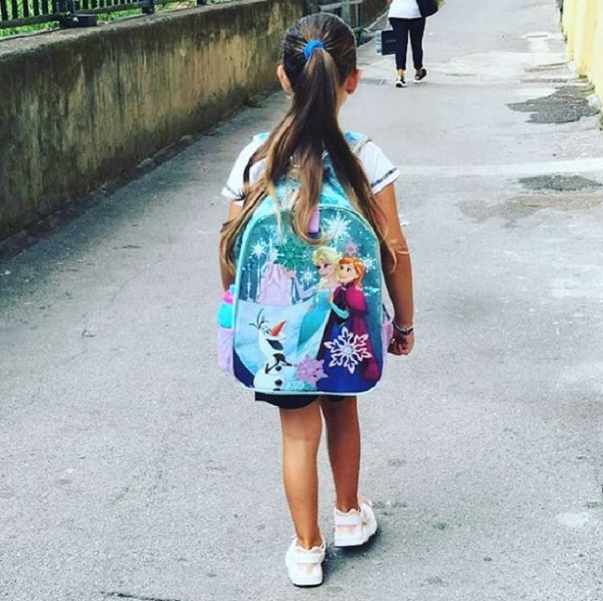 Este fetița uneia dintre cele mai iubite artiste din România și azi a început școala! Mesajul mamei ei te va TOPI