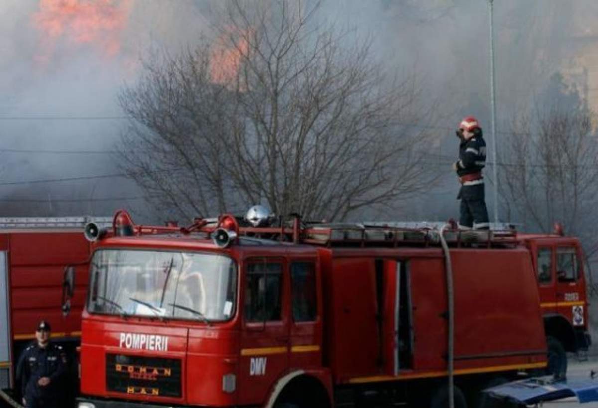 Incendiu puternic în târgul de mașini din Vitan! Două persoane au fost rănite