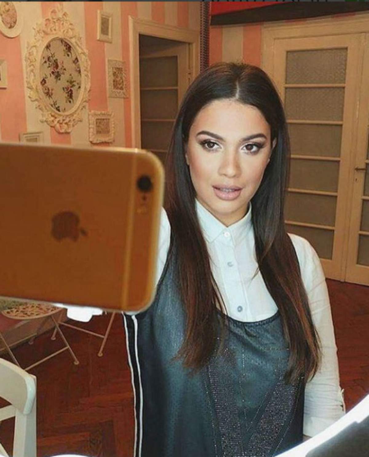 FOTO / Decolteul generos a scos la iveală un detaliu ruşinos! Betty Salam, la braţ cu iubitu', dar sărutată de tăticu'