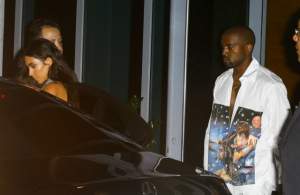 FOTO / Şi cu posteriorul la vedere, dar şi cu sânii! Kim Kardashian a apărut într-o rochie transparentă şi foarte decoltată