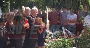 FOTO & VIDEO / Imagini cutremurătoare! Irinel Columbeanu, devastat de durere la înmormântarea tatălui său!