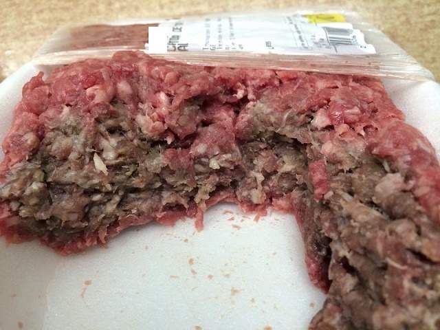 SCANDALOS / Ce a găsit în carnea tocată cumpărată de la hipermarket! A avut parte de un şoc