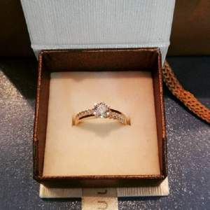 A cerut-o de soţie, iar ea s-a lăudat cu inelul de logodnă! Prima declaraţie a iubitei unui concurent de la "Mireasă pentru fiul meu" după ce a spus "DA"
