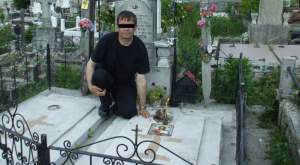 VIDEO / Poetul care visează la sex cu cadavre, escapadă în cimitir! Imagini cutremurătoare