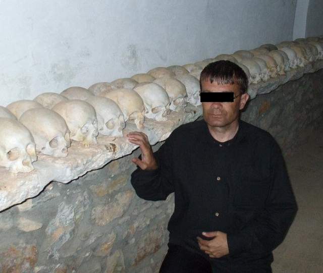 VIDEO / Poetul care visează la sex cu cadavre, escapadă în cimitir! Imagini cutremurătoare