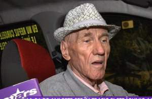 VIDEO / Taximetrist la 86 de ani! El este nea' Gheorghe şi uimeşte pe toată lumea! Stai să vezi ce are scris pe geamul maşinii