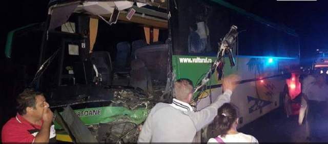 FOTO  / Accident grav în Argeş! 13 persoane au fost rănite după ce două autobuze s-au ciocnit