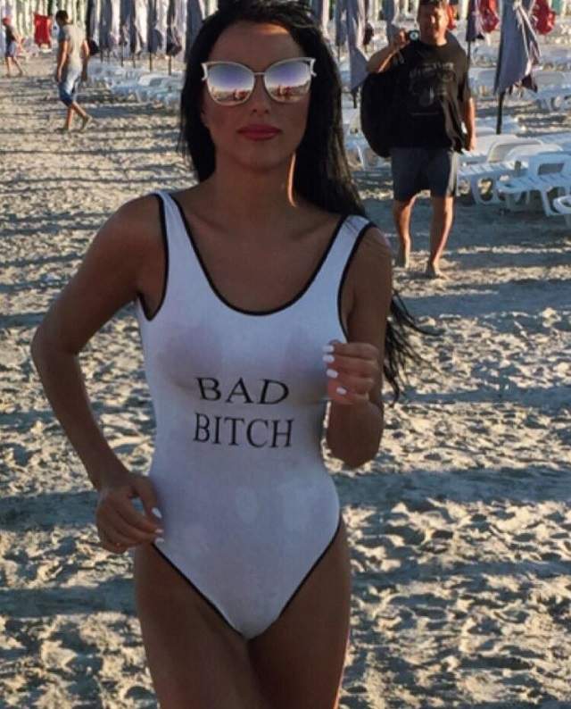 FOTO / Cruduţa, poză super-sexy! Toată lumea i-a admirat formele apetisante, dar şi mai şi a fost mesajul de pe costumul de baie