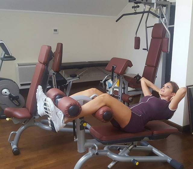Fiul ei a dat-o de gol că are picioarele la fel de subţiri ca ale lui, dar ea n-a spus nimic! Acum am aflat ce face Cristina Spătar pentru a se menţine în formă