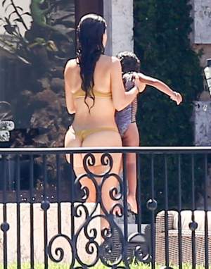 FOTO / Ziua şi fotografiile cu sânii şi posteriorul bombat! Ipostazele jenante în care a fost surprinsă Kim Kardashian la piscină